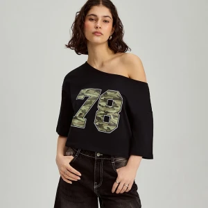 Krótka koszulka z opuszczonym ramieniem czarna House