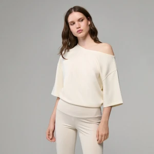 Krótka kremowa koszulka z okrytym ramieniem House