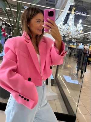 Krótka marynarka oversize ELOWEN - różowa  magmac 