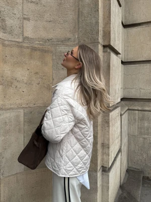 Krótka pikowana kurtka w kolorze écru TARANKO