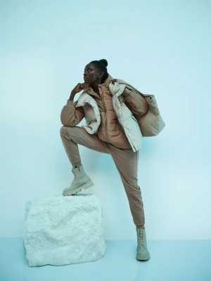 Krótka pikowna kurtka Moodo