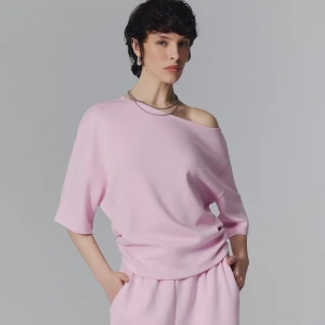 Krótka różowa koszulka z okrytym ramieniem House