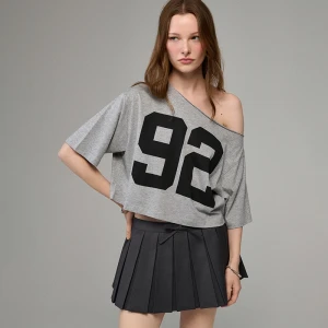 Krótka szara koszulka z nadrukiem 92 i opuszczonym ramieniem House