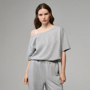 Krótka szara koszulka z wszytym topem na koronkowych ramiączkach House