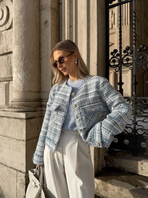 Krótka tweedowa kurtka w odcieniach błękitu TARANKO