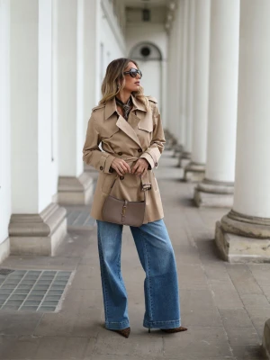 Krótki beżowy płaszcz typu trencz TARANKO