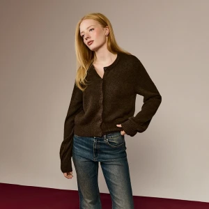 Krótki kardigan regular fit z domieszką wełny czekoladowy House