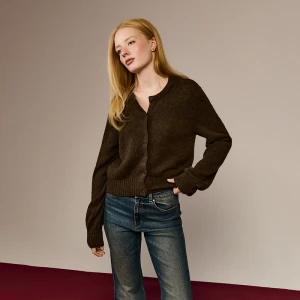 Krótki kardigan regular fit z domieszką wełny czekoladowy House