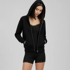 Krótki kombinezon ULTRAFLEX z koronkowymi detalami czarny House