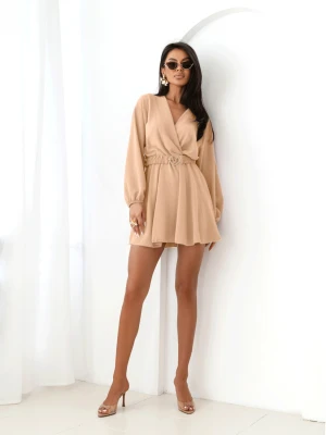 Krótki kombinezon z przekładanym dekoltem NEGRIS - beżowy  magmac 