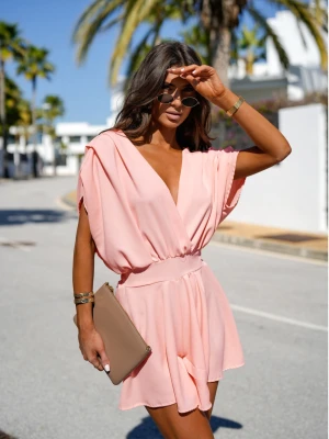 Krótki kombinezon z przekładanym dekoltem OLLI - pudrowy róż  magmac 