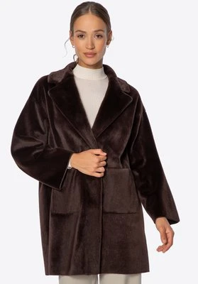 Krótki płaszcz oversize ze sztucznego futra brązowy Wittchen