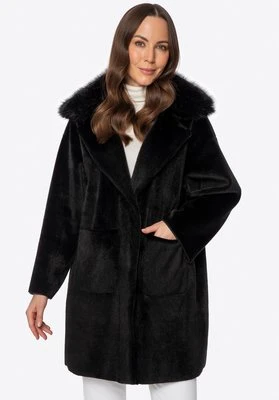 Krótki płaszcz oversize ze sztucznego futra czarny Wittchen