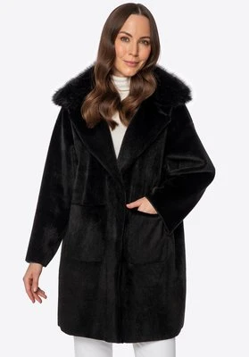 Krótki płaszcz oversize ze sztucznego futra czarny Wittchen