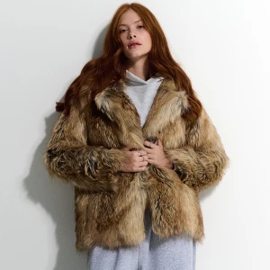 Krótki płaszcz ze sztucznego futra karmelowy House