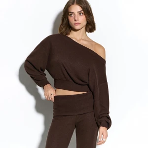 Krótki sweter off shoulder brązowy House