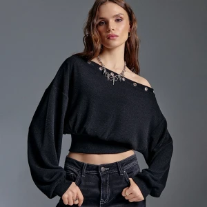 Zdjęcie produktu Krótki sweter z dekoltem na jedno ramię czarny House