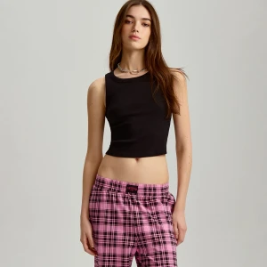 Zdjęcie produktu Krótki top z dzianiny w prążki czarny House