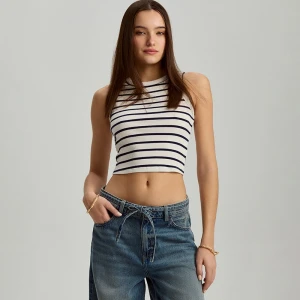 Krótki top z dzianiny w prążki i paski biały House