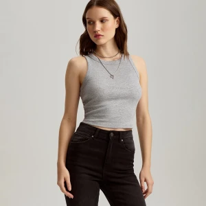 Krótki top z dzianiny w prążki szary House