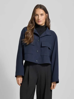 Krótki żakiet o kroju relaxed fit z kieszeniami z patką na piersi model ‘JOTANA’ Boss