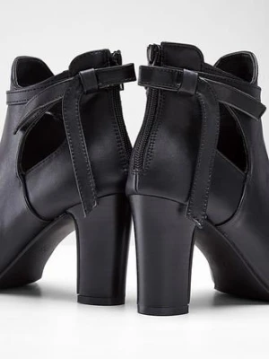 Krótkie botki z wycięciami bonprix