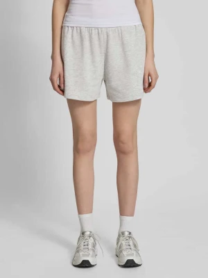 Krótkie szorty dresowe z haftem REVIEW