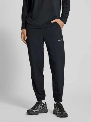 Kształt spodnie z nadrukiem z logo i kieszeniami wpuszczanymi Nike Training