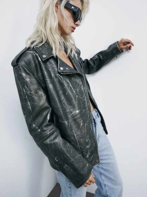Kurtka biker oversize (IM)PERFECTION ze skóry o efekcie pomarszczenia PATRIZIA PEPE