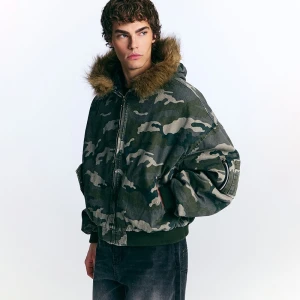 Kurtka bomber we wzór moro z futerkiem przy kapturze House