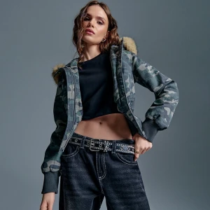 Kurtka bomber ze wzór camo ze sztucznym futerkiem przy kapturze House