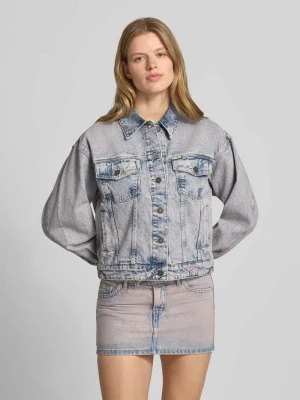 Kurtka jeansowa o kroju oversized z kieszeniami na piersi i naszywką z logo GUESS Jeans