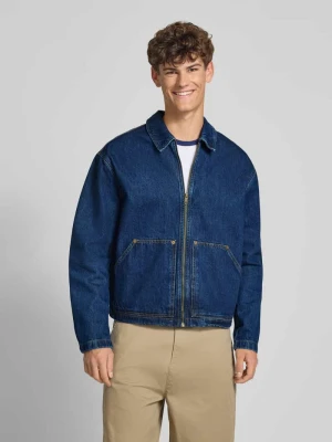 Kurtka jeansowa o kroju relaxed fit z kieszenią na piersi REVIEW