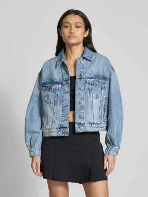 Kurtka jeansowa z kieszeniami z patką na piersi REVIEW