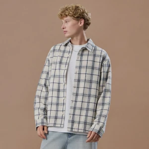 Kurtka koszulowa w kremowo-czarną kratę House