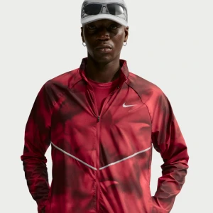 Kurtka męska do biegania z ochroną przed promieniowaniem UV Repel Nike Miler - Czerwony