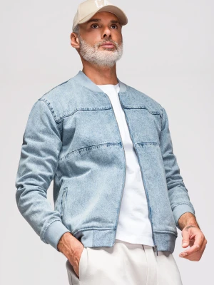 Kurtka męska jeansowa bomberka z efektem stone wash – jasnoniebieska V3 - Rozmiar: S Ombre Clothing