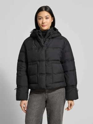 Kurtka pikowana krótka z nakładanymi kieszeniami model ‘Daisy’ Guess