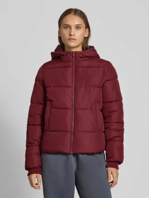Kurtka pikowana o kroju regular fit z kapturem model ‘BEE NEW’ Pieces