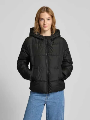 Kurtka pikowana o kroju regular fit z kapturem model ‘BEE NEW’ Pieces