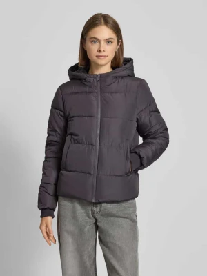 Kurtka pikowana o kroju regular fit z kapturem model ‘BEE NEW’ Pieces