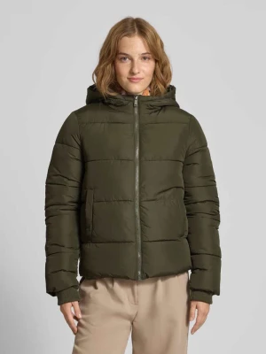 Kurtka pikowana o kroju regular fit z kapturem model ‘BEE NEW’ Pieces