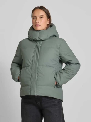 Kurtka pikowana o kroju regular fit z kapturem model ‘GRETAKYLIE’ Vero Moda