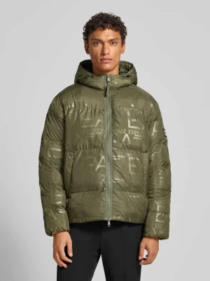 Kurtka pikowana o kroju regular fit z nadrukiem logo na całej powierzchni model ‘MOUNTAIN’ EA7 Emporio Armani