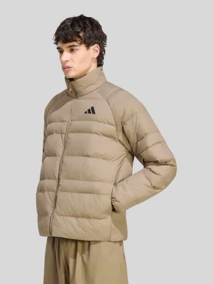 Kurtka pikowana o kroju regular fit z nadrukiem z logo Adidas Beżowy