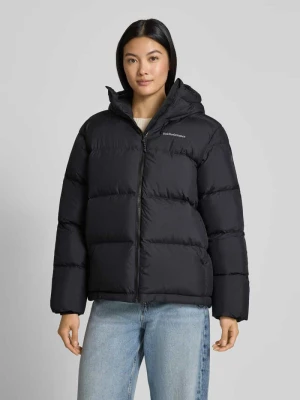 Kurtka pikowana o kroju regular fit z wyhaftowanym logo model ‘Rivel’ Peak Performance