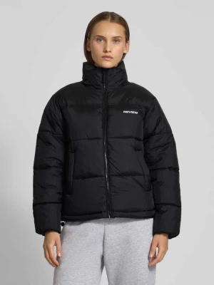 Kurtka pikowana z wyhaftowanym logo REVIEW