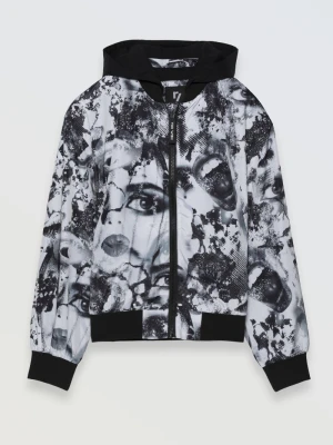 Kurtka przejściowa z kapturem z biało-czarnym nadrukiem na całości Reporter