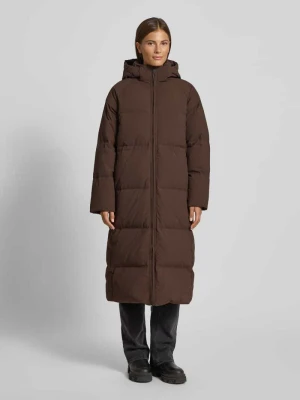 Kurtka puchowa o kroju regular fit z odpinanym kapturem model ‘MAYA’ Selected Femme