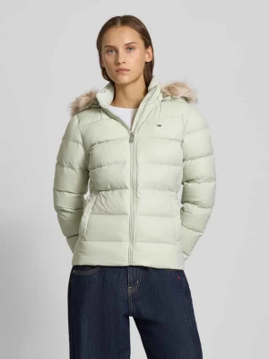 Kurtka puchowa o kroju shaped fit z wyhaftowanym logo Tommy Jeans